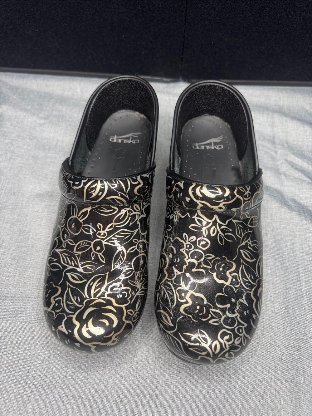 Dansko Black Floral Patent Clogs size women’s 39/8.5-9